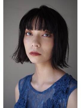 エラ(ELLA) 切りっぱなしショートボブ×ダークカラーのこなれヘア