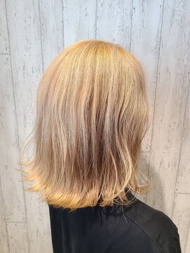 ヘアサロン フラット(hair salon flat) 透明感◎ハイトーンカラー×外はねミディアムブロンドカラー