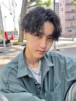 マグ カーネ バイ フィフス(Mag KANE by fifth)&nbsp;波巻きスパイラルパーマメンズマッシュセンターパート刈り上げ