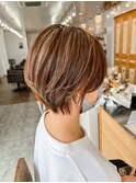 小顔効果抜群♪マッシュショート×明るめ白髪ぼかしハイライト