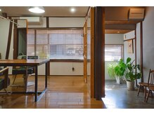 広く開放感あふれる店内＊