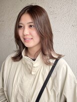 タヴィ(Tavi) ミディアムレイヤーのインナーカラー/姫カットレイヤー/顔周り