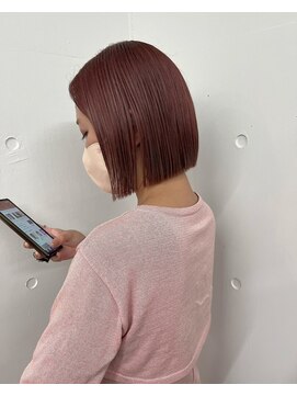 ピンクベージュ・切りっぱなしタイトボブ（顔周りレイヤー）