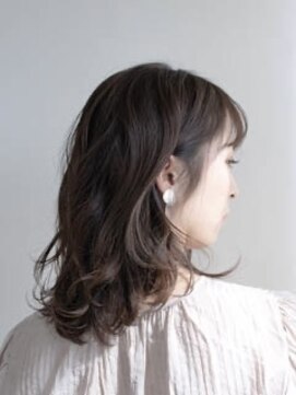 髪質改善で艶を纏う大人の軽やかナチュラルレイヤーミディアム