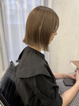 オウル(Owll) ◆◇透明感オリーブベージュ 外ハネ切りっぱなしボブ◇◆