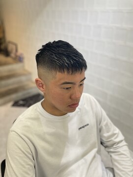 メリケンバーバーショップ フクオカ(MERICAN BARBERSHOP FUK) 波巻き束感ショートツーブロックマッシュアップバングコンマヘア