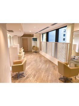 上品さ溢れる広々とした空間。技術・接客・空間…全てに妥協しない大人女性の為のサロン