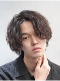 渋谷メンズミディアムパーマセンターパート緩めサーフカール