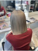 ハイトーンブリーチ切りっぱなしボブぱつっとボブグレーホワイト