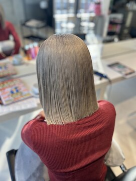 エレン 向ヶ丘遊園 登戸(ELEN) ハイトーンブリーチ切りっぱなしボブぱつっとボブグレーホワイト