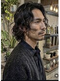 色気漂う大人のセンターパートゆるスパイラルパーマ