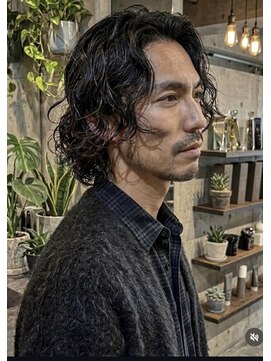 イマ(ima) 色気漂う大人のセンターパートゆるスパイラルパーマ