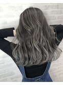 クールでカッコよく決まるバレイヤージュ！シルバーグレージュ