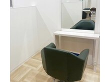 半個室でゆったりとしたセット面