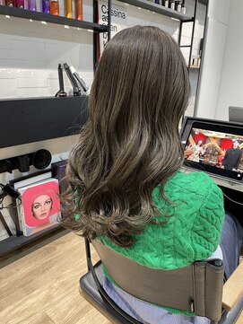 カーキベージュでマットな質感が可愛い♪