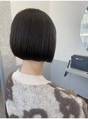 モードな大人の切りっぱなしボブ×艶めくダークグレー