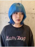 鮮やかなブルーを主役にした モードなミディアムボブ 