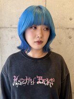 ピークアブー 銀座中央通り(PEEK-A-BOO)&nbsp;鮮やかなブルーを主役にした モードなミディアムボブ