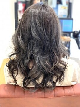 クアトログランシュ ひたちなか店(QUATRO×GranCieux) くせ毛風ミディ