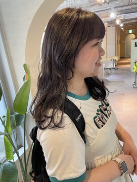 ユヌ(Une) グレージュ　セミロング