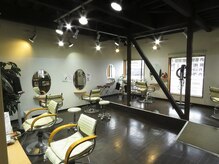 クローバー(CLOVER.)の雰囲気（寛げる店内と気さくなスタイリストがお待ちしております。）