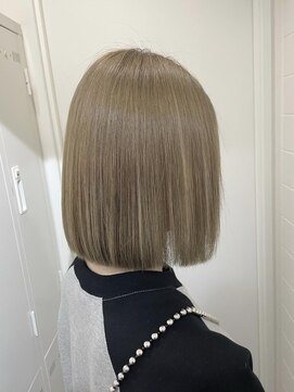 エイス 梅田 中津(Ace) きりっぱなしボブ　ハニーシルバー