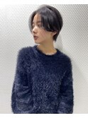 丸みショート前下がりセンターパートハンサムくびれショート