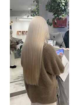 ナル(nalu.) 洗練されたブリーチ、こだわりのケアで創る抜きっぱなしブロンド