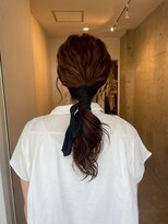 ロッカヘアエジェ(ROCCA hair eje.)&nbsp;ゆるポニー×リボンアレンジ暗めカラー