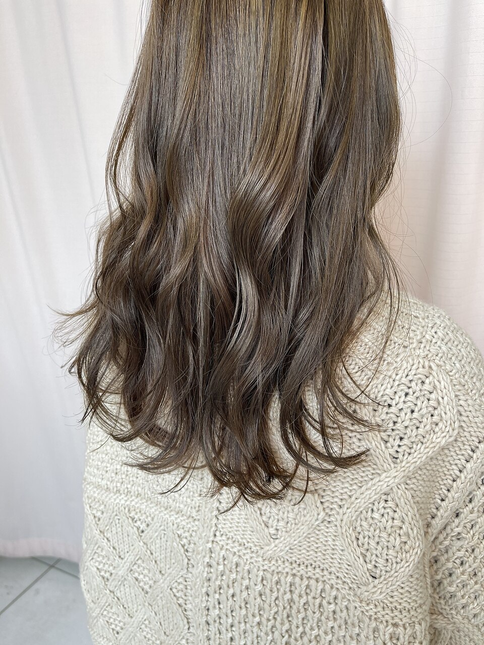 オリーブベージュカラー（ブリーチ無し）：L113597029｜ヘアメイク