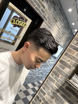 ミリオンバックス 御徒町店(Million Backs) フェード/サイドパート/ビジネススタイル<理容室>[メンズ]