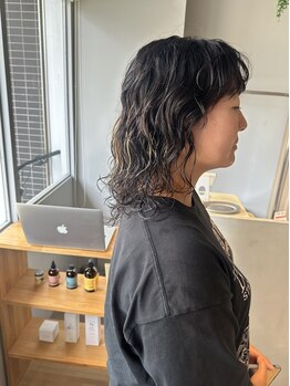 ヌン(nun)の写真/低刺激、低ダメージの薬剤を使い、退色後の色味まで計算されたデザインカラーでワンランク上の仕上がりを◎