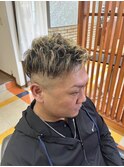 短めツーブロック金メッシュ