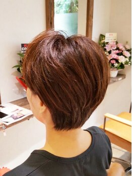 白髪を消すのではなく,自然にぼかして立体感UPへ*髪や頭皮に負担の少ない豊富な艶カラーで上品な仕上がり◎