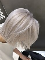 マニア(mania.)&nbsp;ホワイトシルバー切りっぱなしボブトリプルカラーケアブリーチ