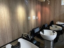 ヘアーララプラス(HAIR lala＋)の雰囲気（店内は広々余裕のある空間、駐車場も6台ご用意しております。）