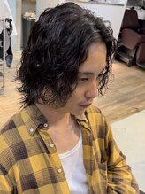 《*ヘアデザイン紹介*》髪が長めのスタイルに波巻きスパイラルパーマで、大人の雰囲気のあるデザインに*