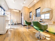 スゥ(Suu)の雰囲気（緑を基調とした店内です）