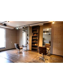 都内で経験を積んだスタイリストのみのサロン。自分でセットしたときに違いがわかる再現性の高いスタイル。