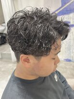 メンズ ラ ジェム(men's la gemme)&nbsp;癖を活かしたスパイラルパーマ7:3かき上げスタイル