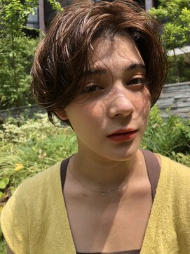 サク(Sac.) 無造作ウェーブにセンターパートショートヘア