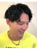 黒髪センターパートツイストスパイラルパーマ