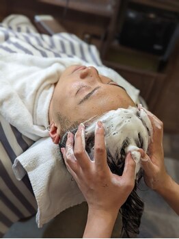 トウキョウバーバーヴァッシュ 神保町店(Tokyo Barber VASH)の写真/【神保町駅徒歩1分：Tokyo Barber VASH】大人男性の頭皮ケアに特化。頭皮環境を整え、ハリのある髪にー。