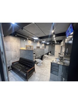 トレンドに敏感な若者から感度の高い大人まで、ストリートと上質が合わさり、新しい自分に出会えるサロン◇