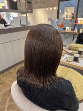 大人に似合う品の良さ。中明度の艶カラー