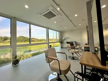 ヘアーアンドライフ ピース(Hair&Life Peace)の写真/【十王駅/車で3分】大きな窓から陽が差し込む開放的な空間。プライベートサロンでゆったり癒しのひと時を♪
