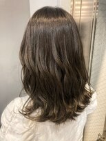 カルゥグラッシー(KALOU glassi)&nbsp;オリーブカラー×外はねミディアム☆【中村隆寛】