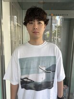 ユヌ(Une) kotaro オリーブベージュと無造作シャドウパーマ