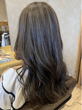 ココンヘアー(KOKON hair) 【シークレットハイライト × スモーキーシルバー】