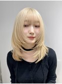 ミディアムレイヤーカット長めボブミルクティーホワイトブロンド